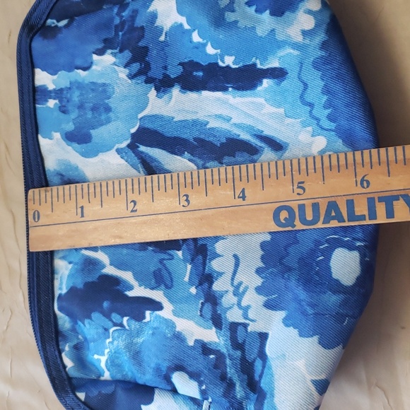 Estee Lauder Floral Blue Cosmetic Bag. - Picture 11 of 12